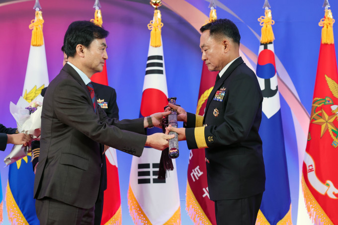 안규백 장관, 89명 준장 진급자에 삼정검 수여…"헌법적 가치 수호 앞장서달라"