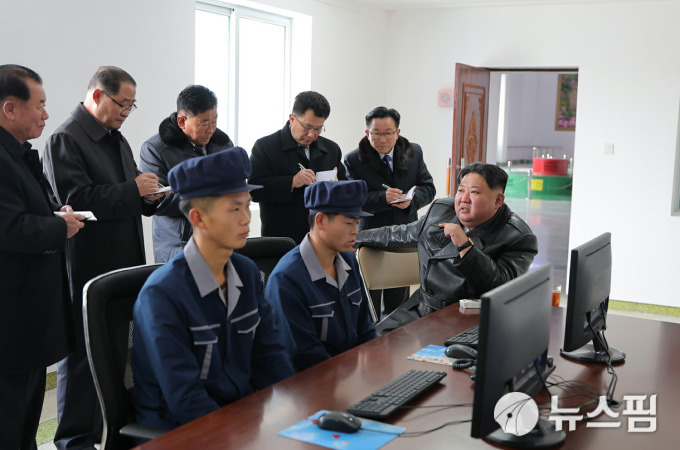 컴퓨터 2대 달랑 놓인 北 발전소인데...김정은 "우리 시대의 기적"