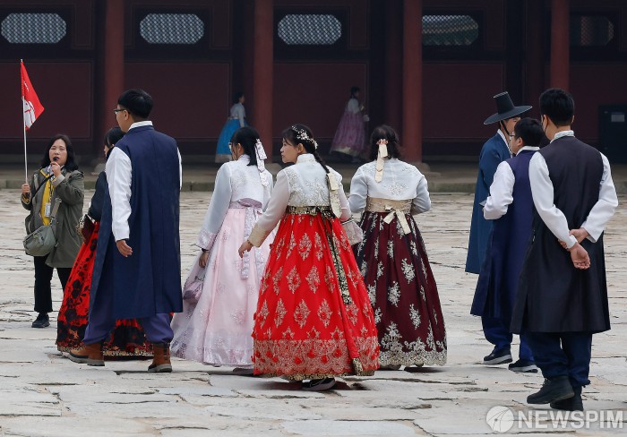 경복궁 설명 듣는 중국 관람객들