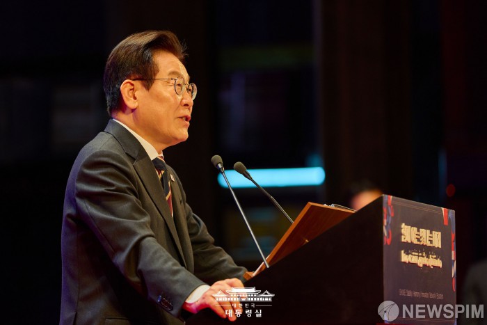 李대통령 "군사·안보 수요 급증…방위산업은 외교에도 매우 유효한 수단"