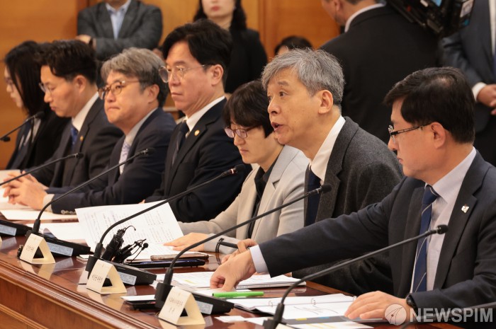 발언하는 이강웅 미세먼지특별대책위 민간위원장