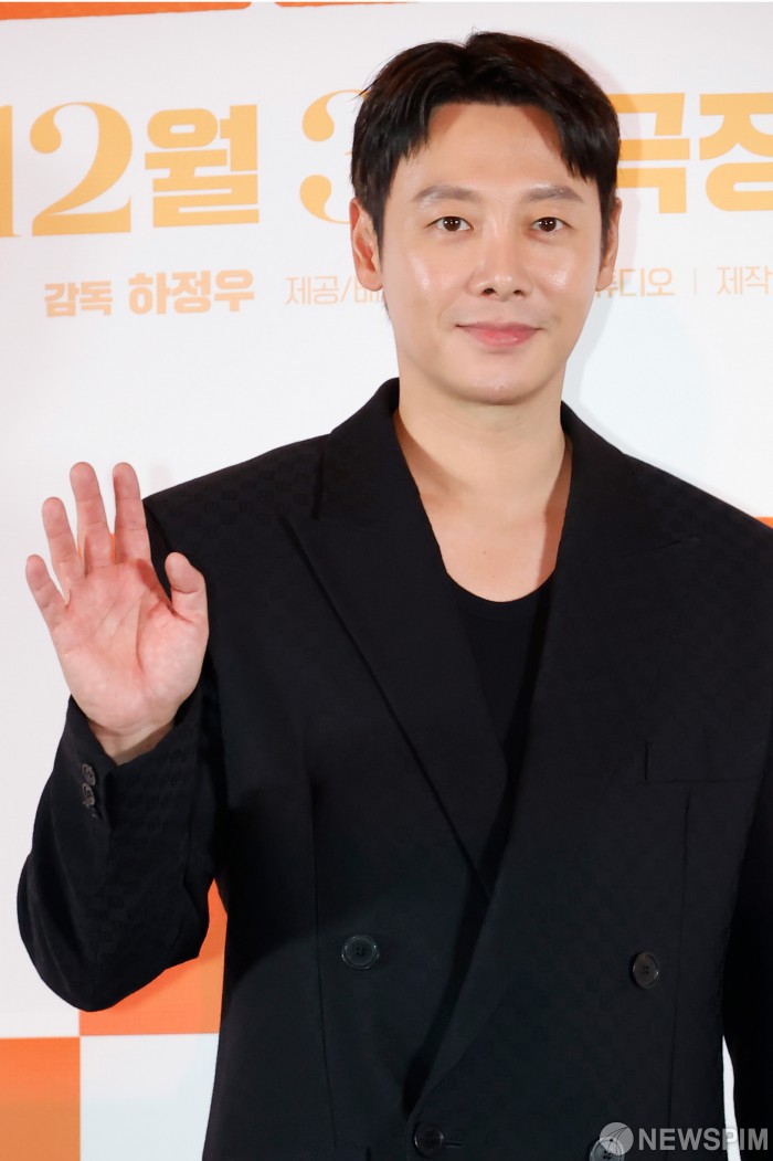 '윗집사람들' 포즈 취하는 배우 김동욱