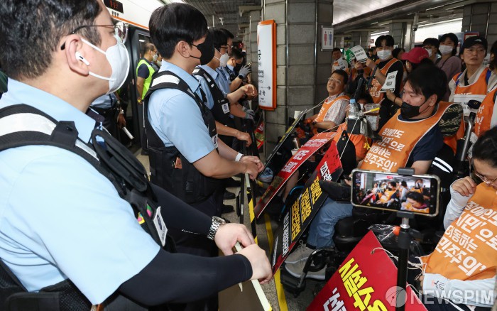 전장연 탑승 시위로 5호선 여의나루역 30분 무정차 통과