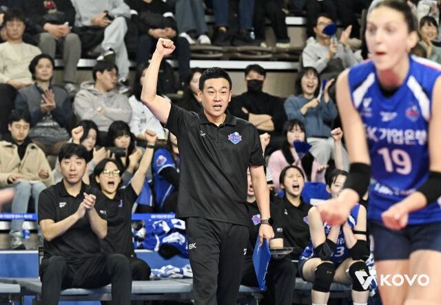 [프로배구] 기업은행, 7연패 탈출... 여오현 감독대행, 데뷔전 승리
