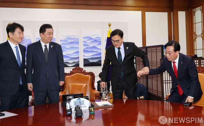 기념촬영 이끄는 우원식 국회의장