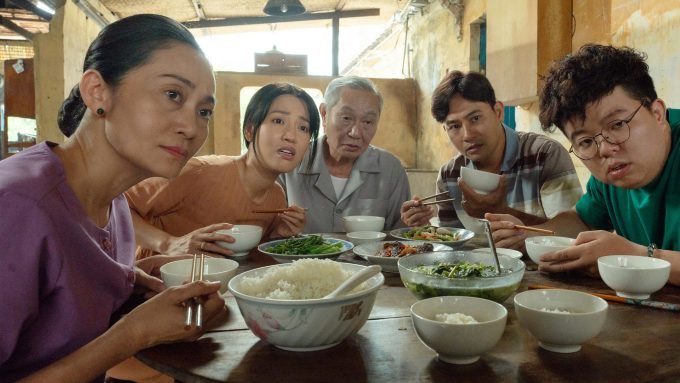 [씨네톡] 베트남 영화 '조상님이 보고 계셔'...투박하지만 정겨운 코미디