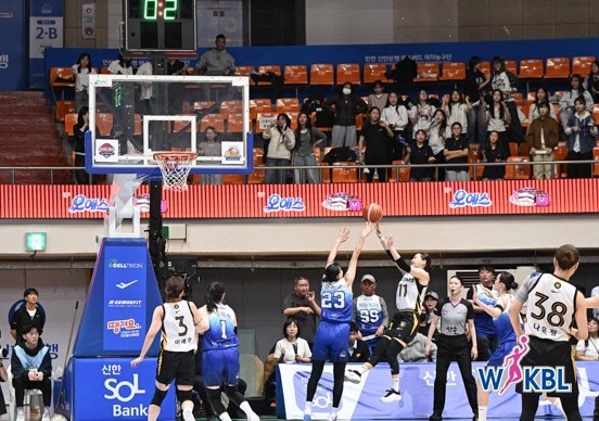 [여자프로농구] "26일 버저비터 결승골은 오심" 신한은행, WKBL에 항의