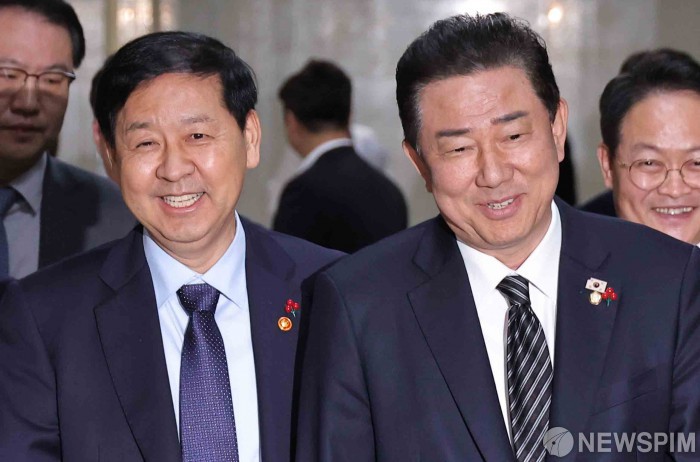 미소짓는 김병기-구윤철