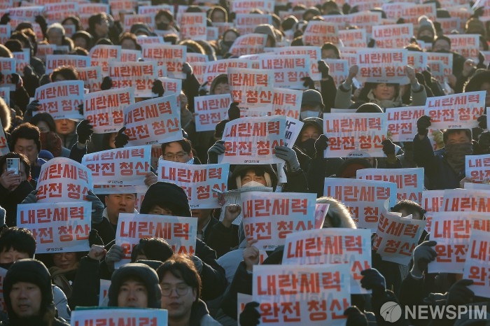 구호 외치는 전국민주노동조합총연맹