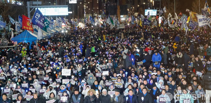 韩国"12·3紧急戒严"一周年 上万市民聚集汝矣岛高喊"清算内乱"