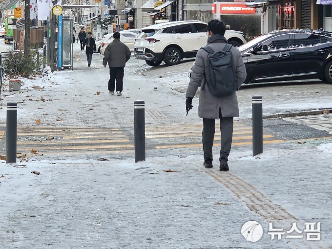 [현장] '하얀 서울' 강추위에 폭설까지…꽁꽁 얼어붙은 출근길