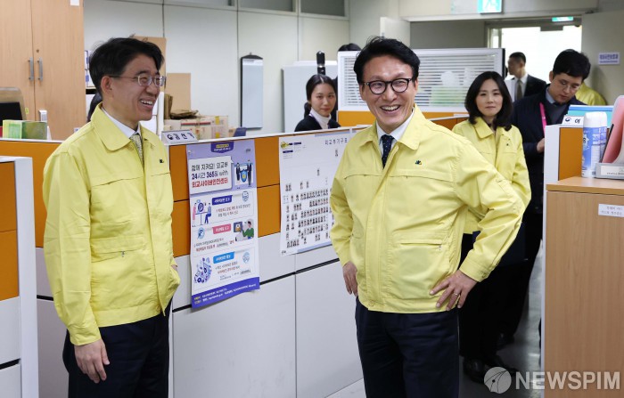 외교부 재외국민보호과 직원들 격려하는 김민석 총리