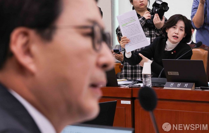 설전 벌이는 박은정-신동욱 의원