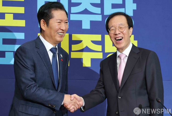 악수하는 정청래-이석연