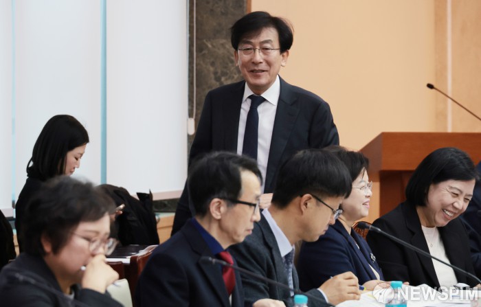 제1차 의료혁신위원회 참석하는 정기현 위원장