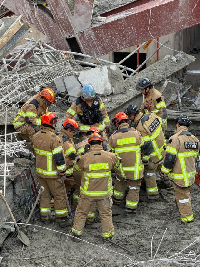 韩光州一图书馆施工现场发生坍塌事故 已致2人不幸遇难