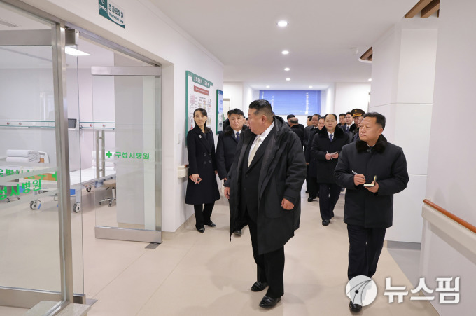 연말 잇달아 공장·병원 준공 테이프 끊는 김정은...'민생 외면' 불만에 부산한 행보