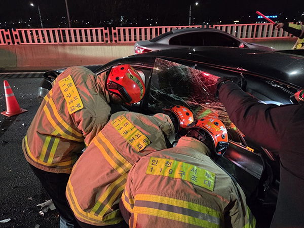 새벽에 인천공항고속도로서 차량 5대 추돌…2명 부상·최초 추돌 차량 도주