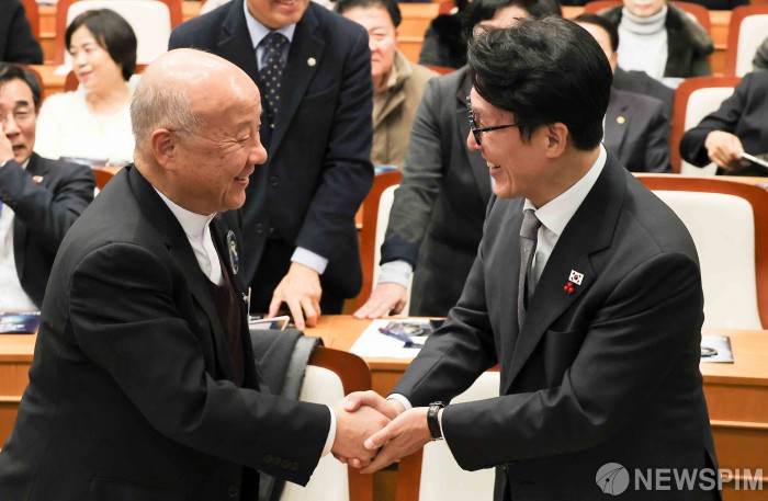 박석운 위원장과 악수하는 김민석 총리