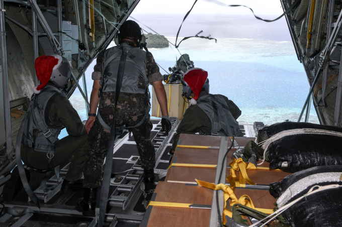 공군, 태평양서 '크리스마스 공수작전' 참가…C-130 수송기 첫 공개 투입