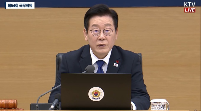 李대통령 "<b>신안군 햇빛연금</b> 전국 <b>확대</b>했으면…담당국장 데려다 써라"