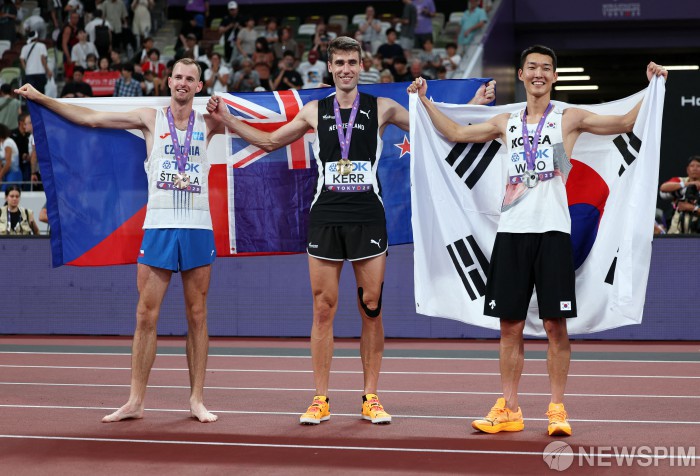 높이뛰기 스타 '스마일 점퍼' 우상혁, 경기도체육상 대상 수상
