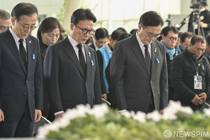 제주항공 여객기 참사 추모식 참석한 김민석-우원식