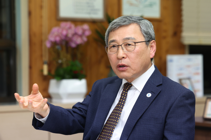 [인터뷰] 정근식 "교원 정치기본권 위축에 헌법교육 공백…'퇴근 후 의사 표현'이라도 보장해야"