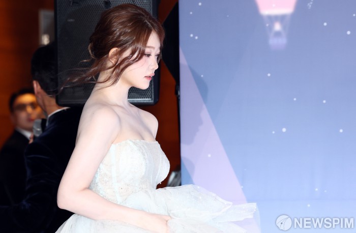 츠키, '여신등장'