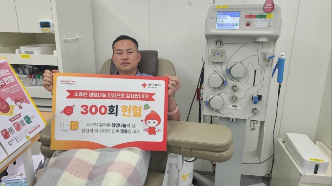 포스코퓨처엠, 헌혈 300회 '영웅' 탄생…나눔으로 빛난 연말