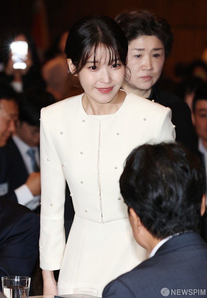 아이유, 연말 맞아 취약계층 지원단체에 2억원 기부