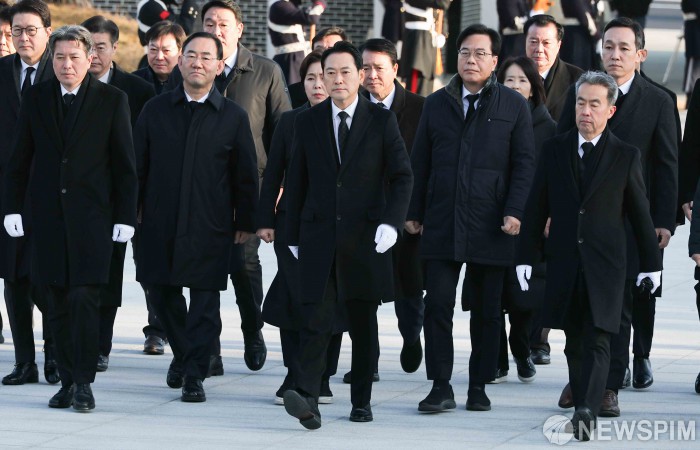 신년 참배 들어서는 국민의힘