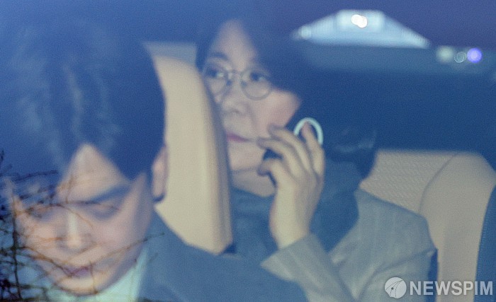 통화하며 출근하는 갑질의혹 이혜훈 기획예산처 장관 후보자