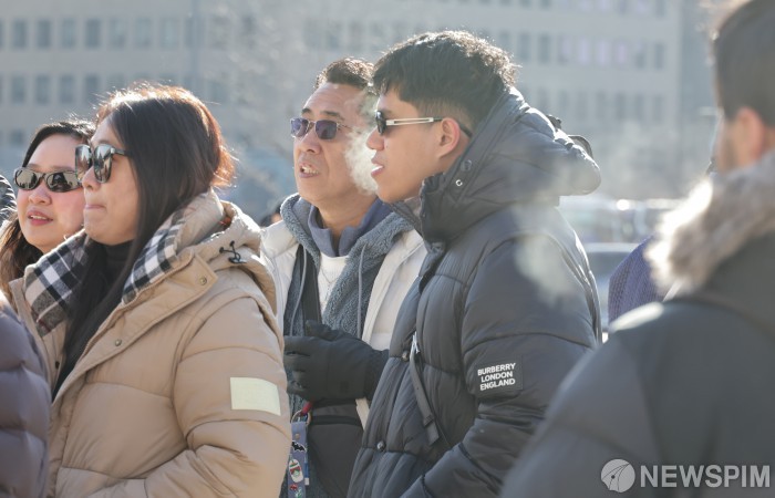 체감온도 영하 17도 도전하는 관광객들