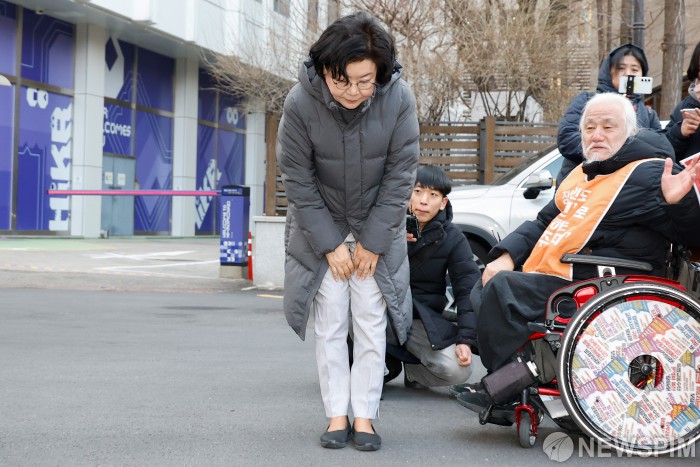 취재진 향해 인사하는 이혜훈 기획예산처 장관 후보자