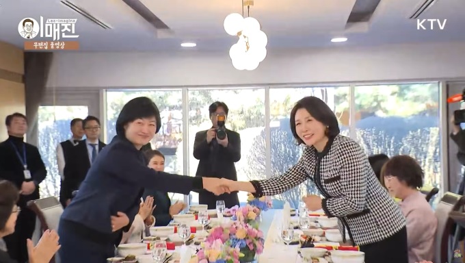 김혜경 여사, 中여성들에 떡만둣국 대접…"넉넉한 한 해 되기를"