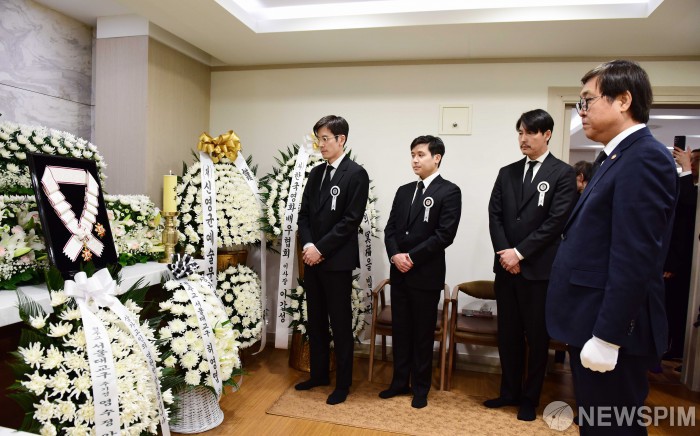 최휘영 장관, 고(故) 안성기 빈소 조문