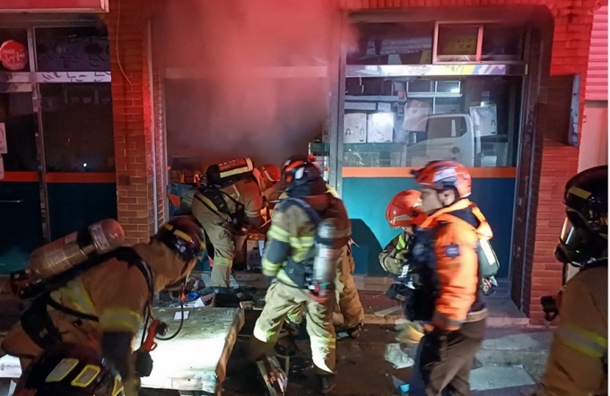 포항 죽도동 슈퍼마켓서 화재 30분만에 진화...인명피해 없어