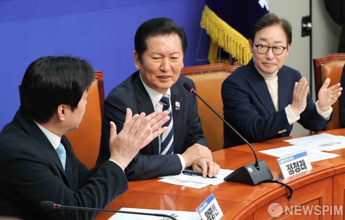 박수받는 정청래 대표