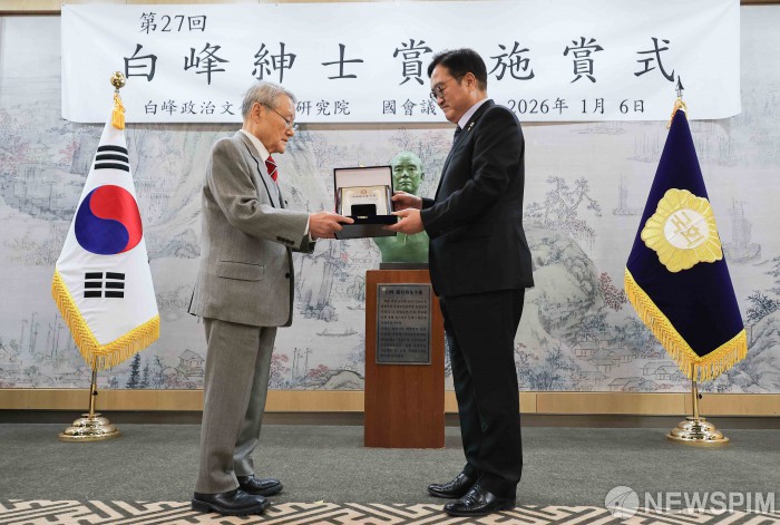 백봉 신사상 대상 수상하는 우원식 의장