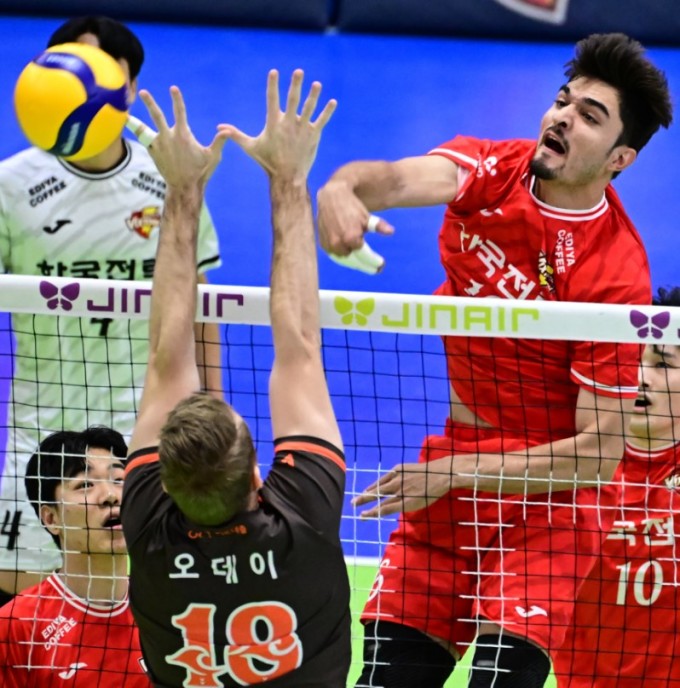 [프로배구] '무사웰 데뷔전 11점' 한국전력, OK저축 잡고 3위