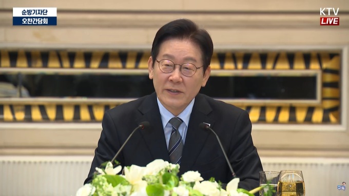 李대통령, 언론과도 '생중계' 소통…'깜짝' 방문해 65분간 웃으며 오찬간담회