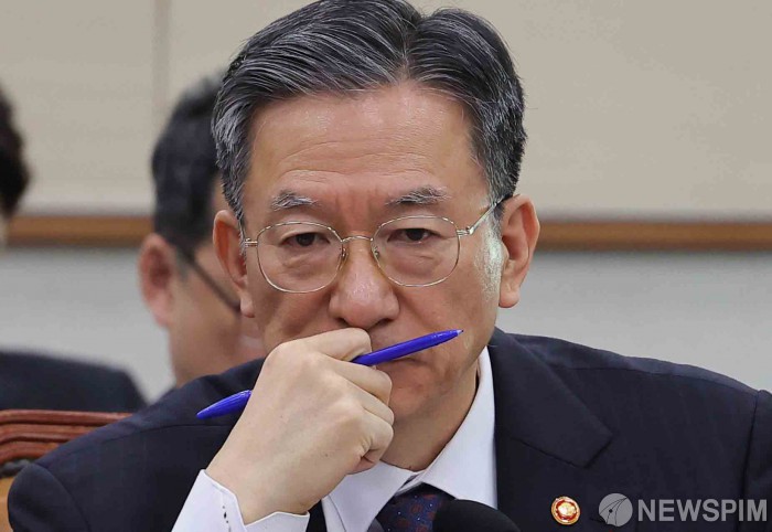 고민하는 정성호 법무장관