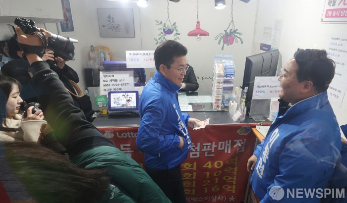 ** 서울시장 예비후보도 로또의 꿈! 정원오 후보, 시장서 '행운 복권' 구매 포착!
**