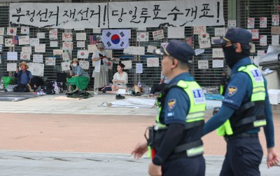 경찰, <b>잠실 개표소</b> 시위서 '경찰 <b>폭행</b>' 2명 구속영장 신청