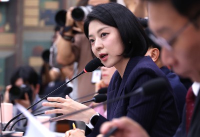 <b>박진영</b> 위원장에게 <b>질의</b>하는 <b>배현진</b> 의원