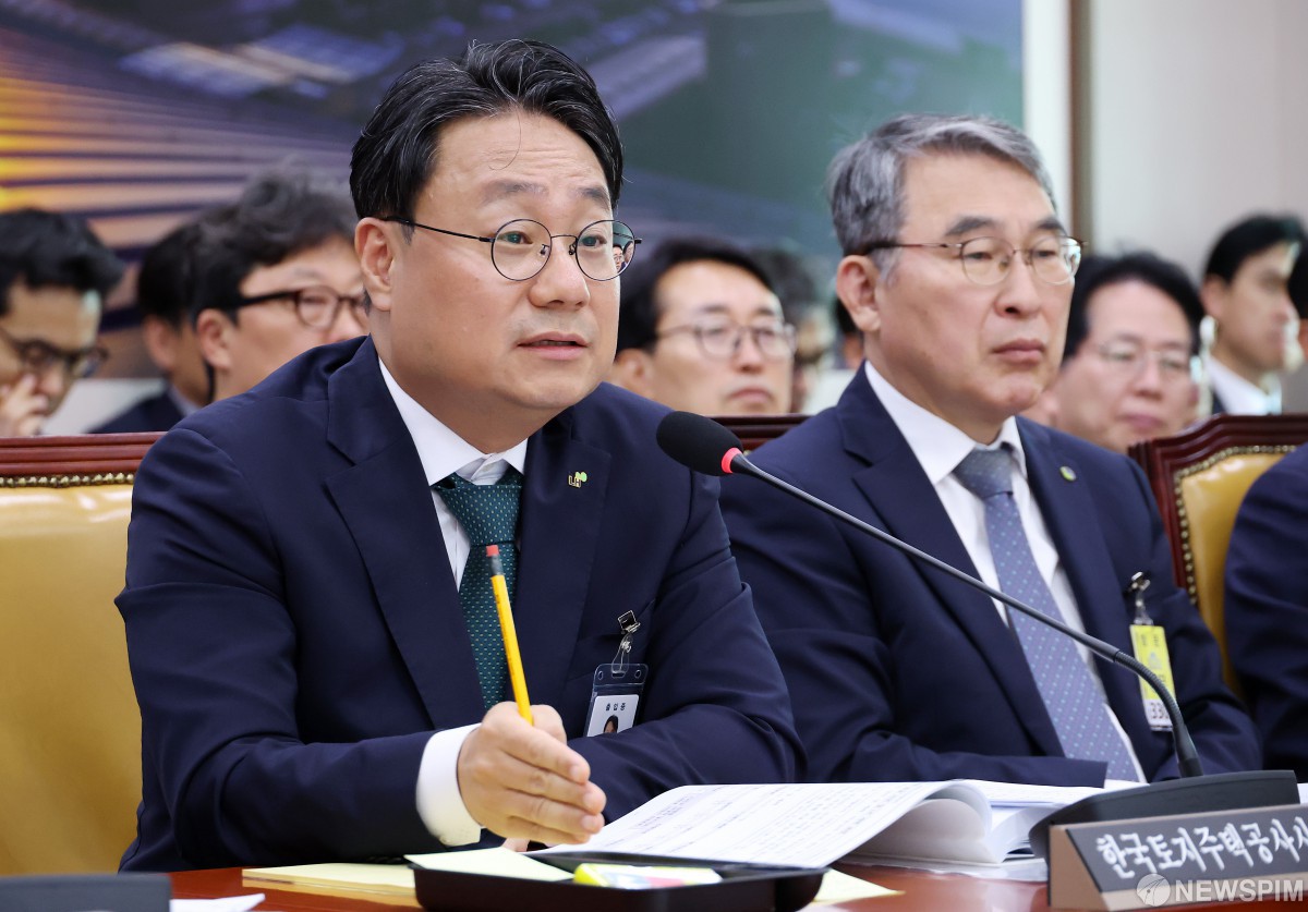 2026년 10월 국정감사에서 답변하는 이성훈 LH 사장