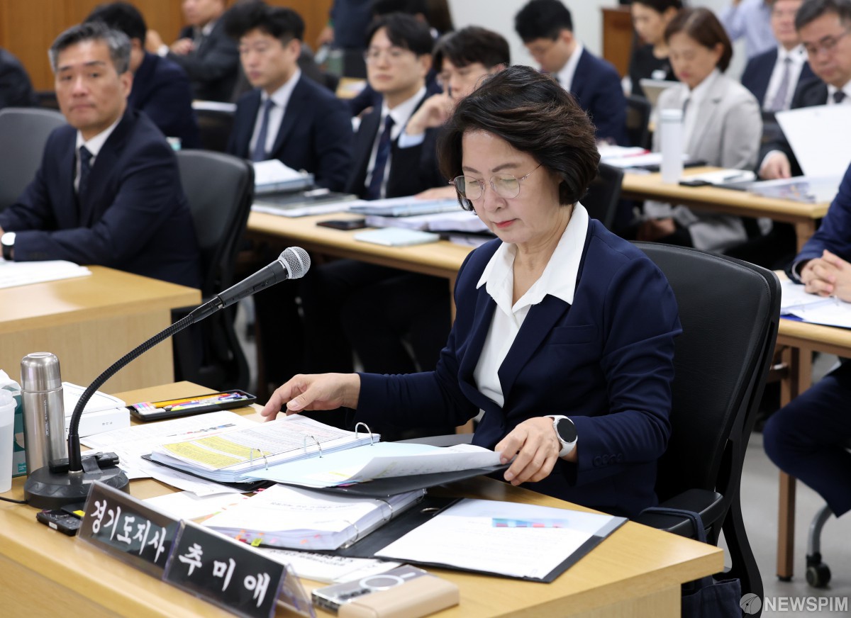 경기도 국정감사에서 자료를 검토하는 추미애 도지사 소방인력 및 예산 정책 논란