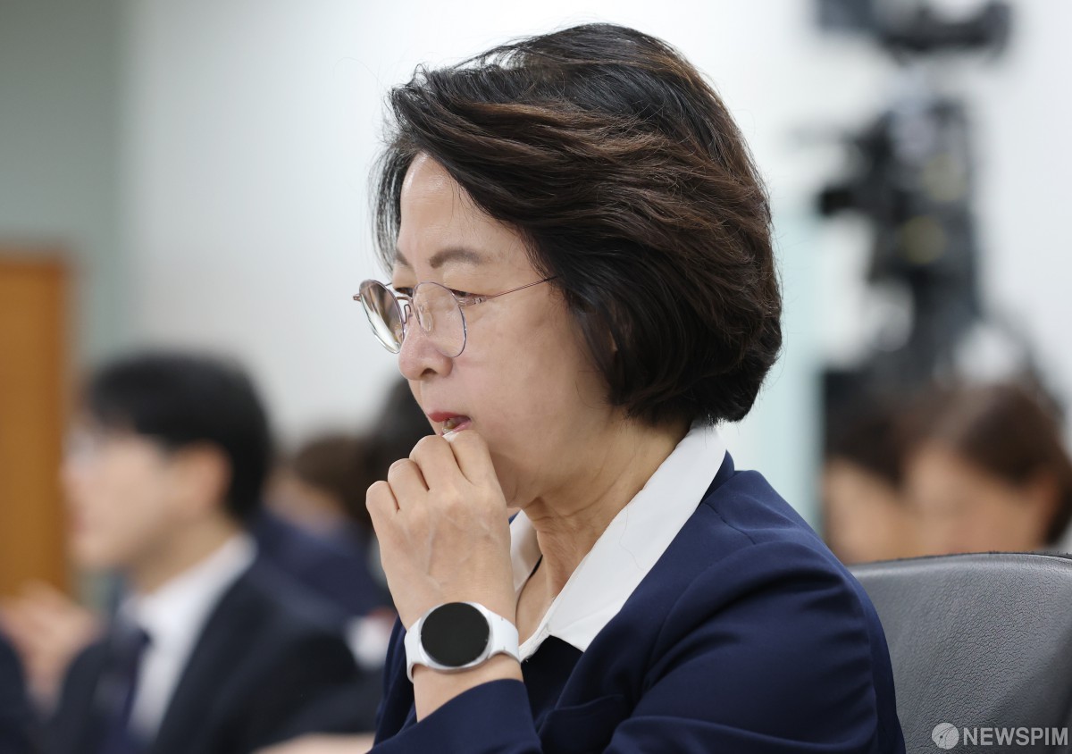 추미애 경기도지사 경기도 국정감사 중 자료를 검토하는 모습 소방 재정 빨대 발언 관련