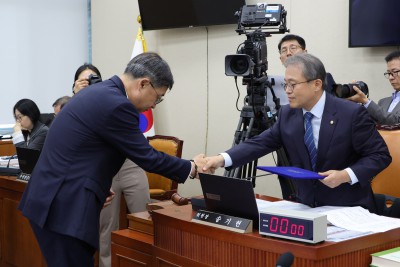 선서문 전달하는 박윤규 <b>정보통신산업진흥원장</b>